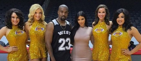Kanye West con Kim Kardashian y las animadoras de la fiesta de su 38 cumpleaños