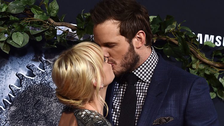 Anna Faris y Chris Pratt besándose en el estreno de 'Jurassic World' en Los Angeles