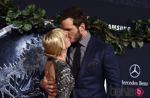 Anna Faris y Chris Pratt besándose en el estreno de 'Jurassic World' en Los Angeles