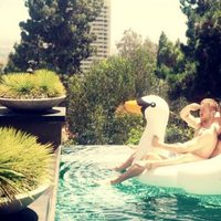 Taylor Swift y Calvin Harris se divierten en la piscina