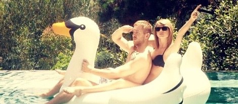 Taylor Swift y Calvin Harris se divierten en la piscina