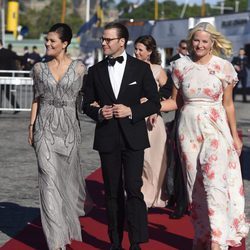 Victoria y Daniel de Suecia con Mette-Marit de Noruega en la cena de gala previa a la boda de Carlos Felipe de Suecia y Sofia Hellqvist
