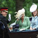 El Príncipe Harry, la Duquesa de Cornualles y Kate Middleton en Trooping the Colour 2015