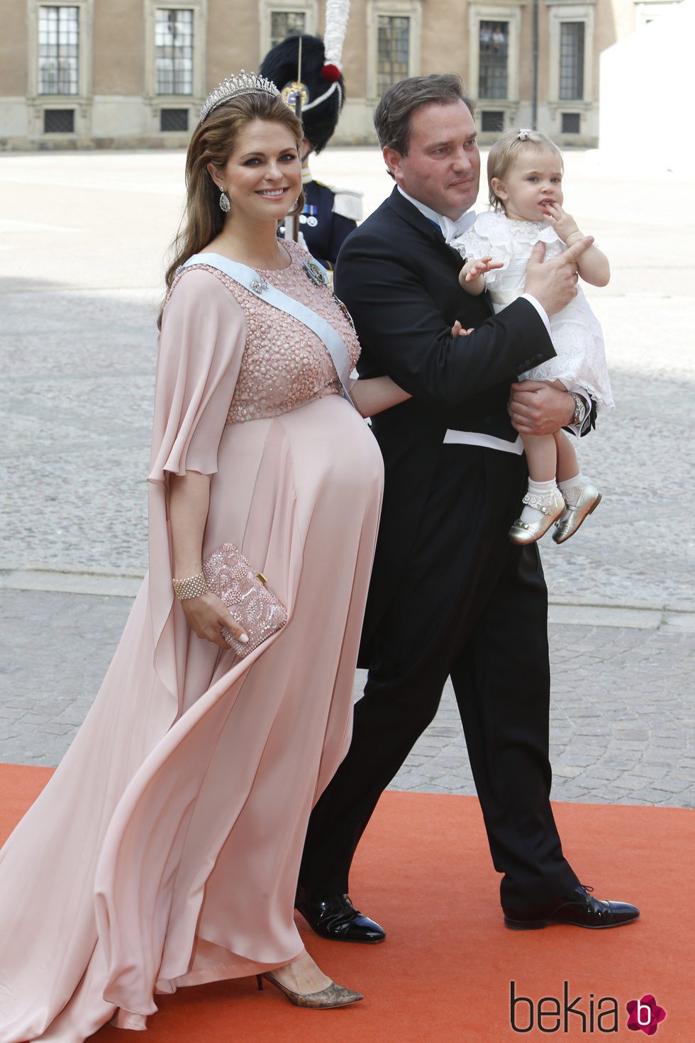 Magdalena de Suecia y Chris O'Neill con su hija Leonor en la boda de Carlos Felipe de Suecia y Sofia Hellqvist