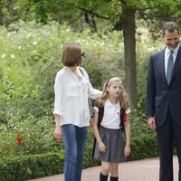 Los Reyes Felipe y Leticia charlan con sus hijas en los jardines de la Zarzuela