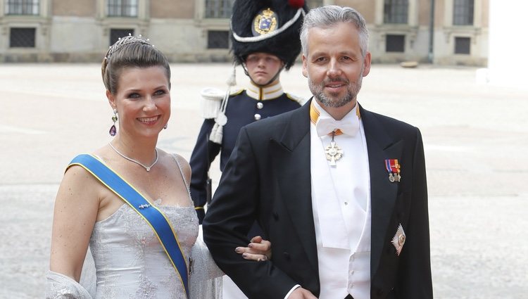Marta Luisa de Noruega y Ari Behn en la boda de Carlos Felipe de Suecia y Sofia Hellqvist