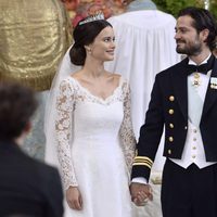 Carlos Felipe de Suecia y Sofia Hellqvist se dedican una tierna mirada en su boda