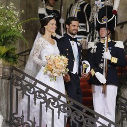 Carlos Felipe de Suecia y Sofia Hellqvist salen de la Capilla del Palacio Real tras casarse