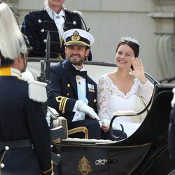 Carlos Felipe de Suecia y Sofia Hellqvist pasean en coche de caballos tras su boda