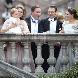 Victoria y Daniel de Suecia con las Princesas Magdalena y Leonor y Chris O'Neill en la boda de Carlos Felipe de Suecia y Sofia Hellqvist
