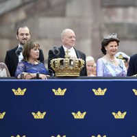 Los Reyes de Suecia con Erik y Marie Hellqvist en la boda de Carlos Felipe de Suecia y Sofia Hellqvist
