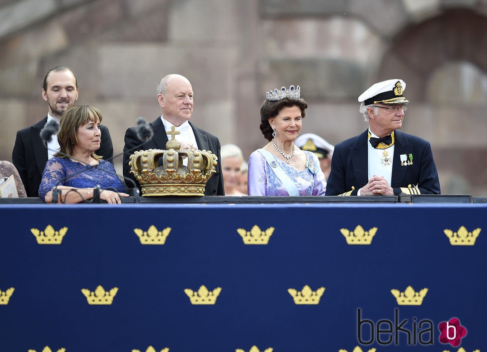 Los Reyes de Suecia con Erik y Marie Hellqvist en la boda de Carlos Felipe de Suecia y Sofia Hellqvist