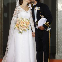 Carlos Felipe de Suecia y Sofia Hellqvist se besan tras su boda