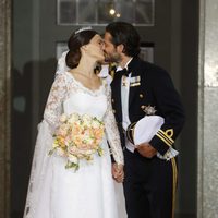 Carlos Felipe de Suecia y Sofia Hellqvist se besan tras su boda