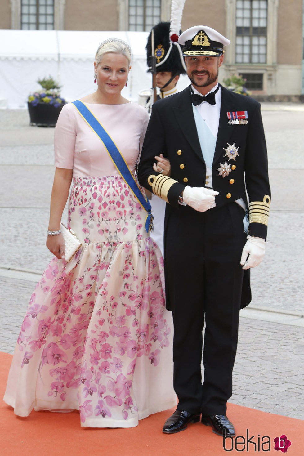 Haakon y Mette-Marit de Noruega en la boda de Carlos Felipe de Suecia y Sofia Hellqvist