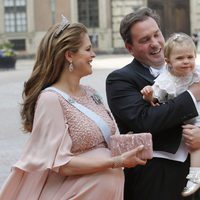 Leonor de Suecia, muy inquieta junto a la Princesa Magdalena y Chris O'Neill en la boda de Carlos Felipe de Suecia y Sofia Hellqvist