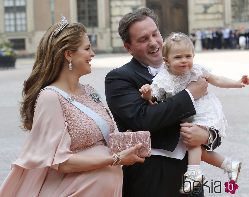 Leonor de Suecia, muy inquieta junto a la Princesa Magdalena y Chris O'Neill en la boda de Carlos Felipe de Suecia y Sofia Hellqvist