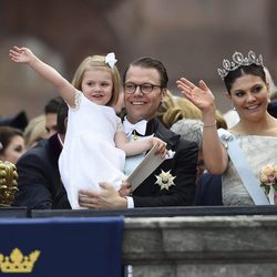 Victoria y Daniel de Suecia y la Princesa Estela en la boda de Carlos Felipe de Suecia y Sofia Hellqvist