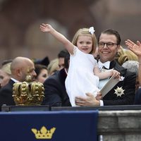 Victoria y Daniel de Suecia y la Princesa Estela en la boda de Carlos Felipe de Suecia y Sofia Hellqvist
