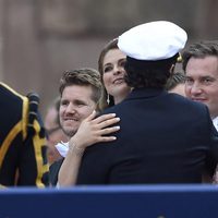 Magdalena de Suecia y Chris O'Neill felicitan a Carlos Felipe de Suecia por su boda