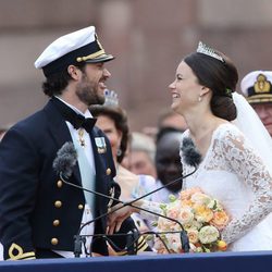Carlos Felipe de Suecia y Sofia Hellvist, ríen divertidos en su boda