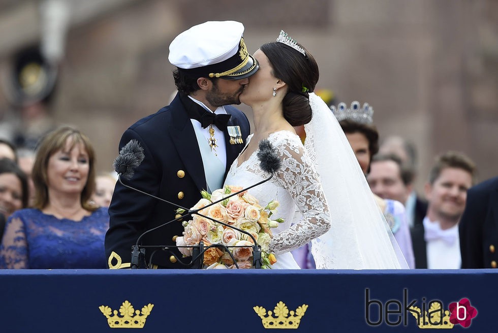 El beso de Carlos Felipe de Suecia y Sofia Hellqvist en su boda