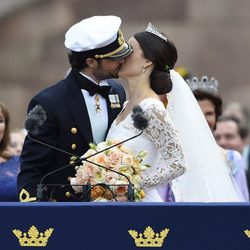 El beso de Carlos Felipe de Suecia y Sofia Hellqvist en su boda
