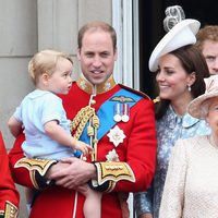 Los Duques de Cambridge con su hijo Jorge de Cambridge en el Trooping the Colour 2015