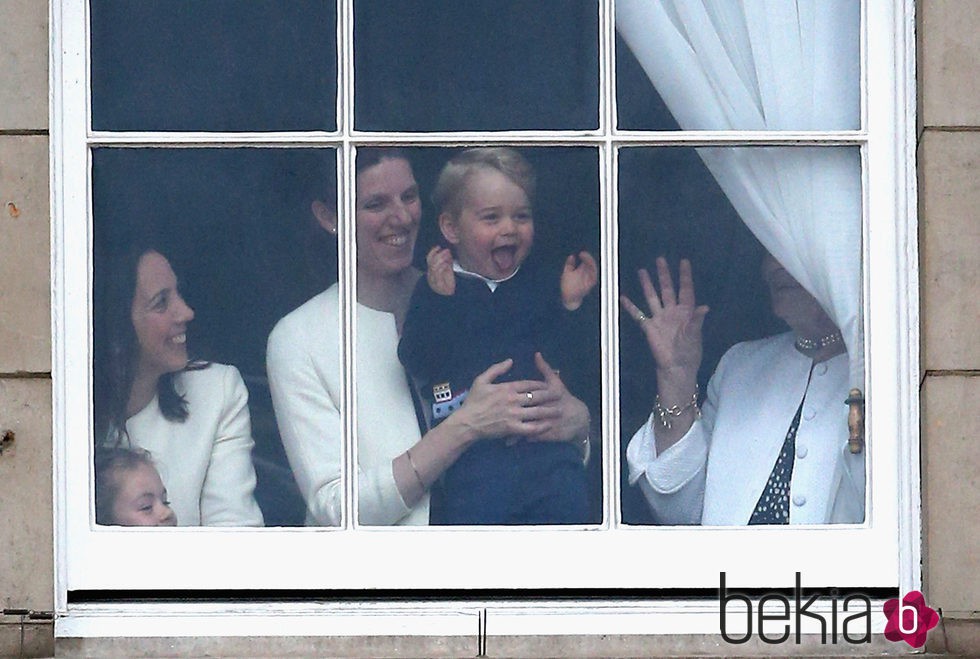 El Príncipe Jorge sigue desde Buckingham Palace el desfile del Trooping the Colour 2015