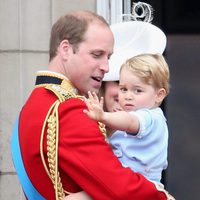 El Príncipe Jorge saludando en brazos de Guillermo de Inglaterra en el Trooping the Colour 2015