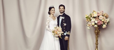Los Príncipes Carlos Felipe y Sofia de Suecia en la fotografía oficial de su boda