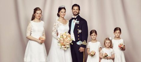 Carlos Felipe de Suecia y Sofia Hellqvist con las damas de honor de su boda