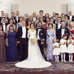 Carlos Felipe de Suecia y Sofia Hellqvist posando con sus familias el día de su boda