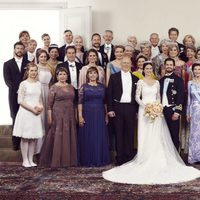Carlos Felipe de Suecia y Sofia Hellqvist posando con sus familias el día de su boda