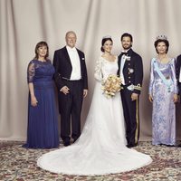 Carlos Felipe de Suecia y Sofia Hellqvist posando el día de su boda junto a sus padres