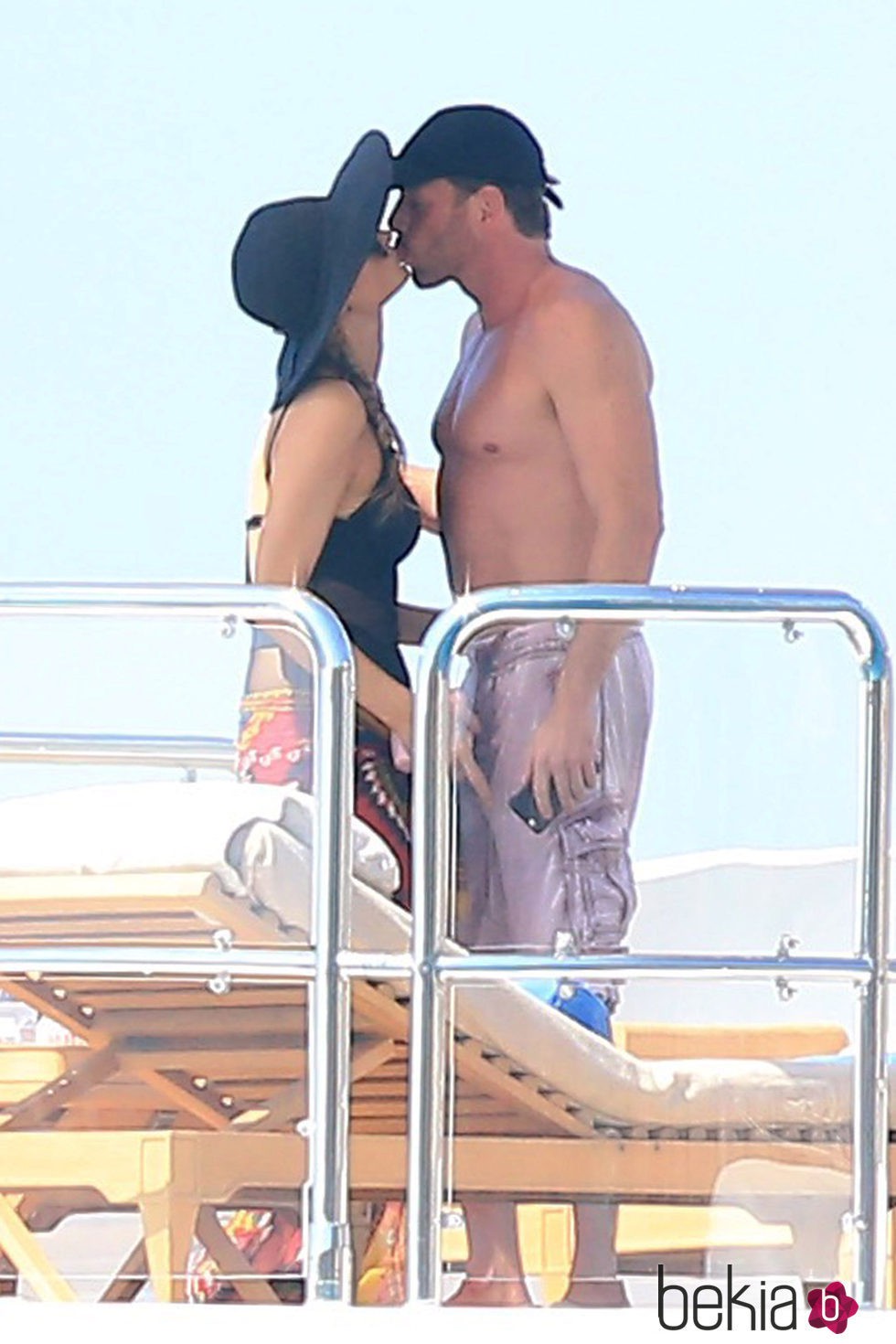 Paris Hilton y Thomas Gross besándose durante sus vacaciones en Formentera