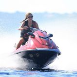 Paris Hilton surcando las aguas de Formentera en moto de agua