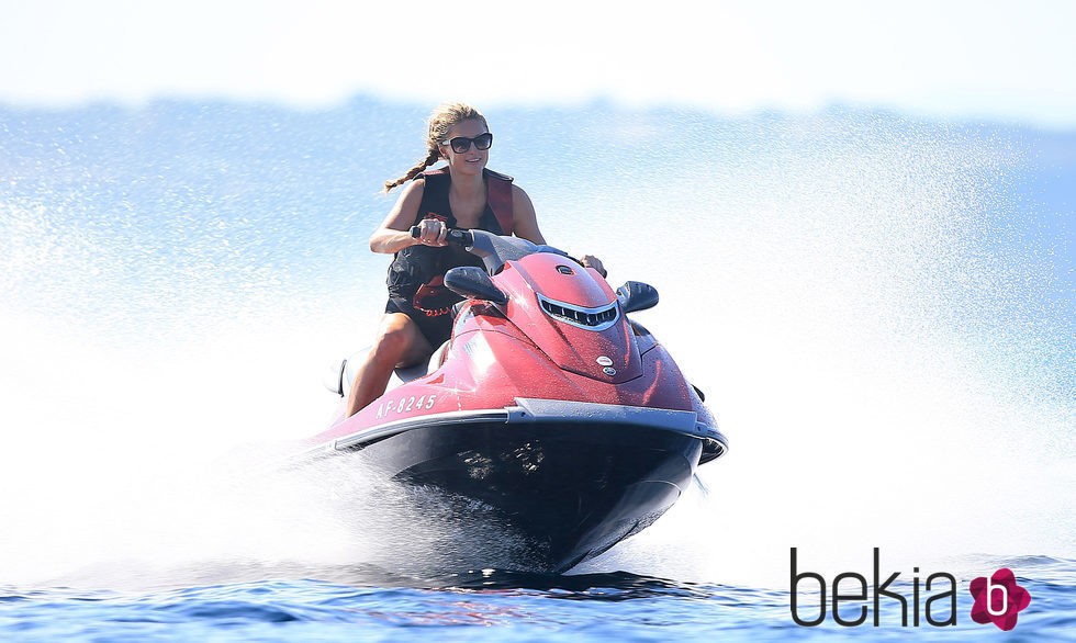 Paris Hilton surcando las aguas de Formentera en moto de agua
