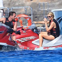 Paris Hilton y Thomas Gross surcando las aguas de Formentera en moto de agua