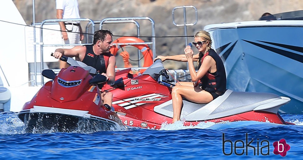 Paris Hilton y Thomas Gross surcando las aguas de Formentera en moto de agua