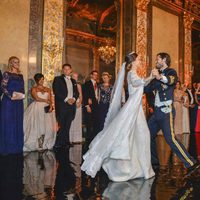 Carlos Felipe de Suecia y Sofia Hellqvista bailando el día de su boda