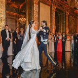 Carlos Felipe de Suecia y Sofia Hellqvista bailando el día de su boda