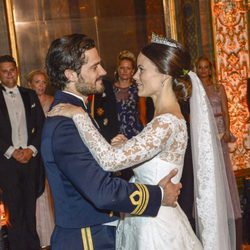 Carlos Felipe de Suecia y Sofia Hellqvist bailando tras su banquete de bodas