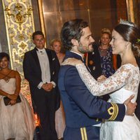 Carlos Felipe de Suecia y Sofia Hellqvist bailando tras su banquete de bodas