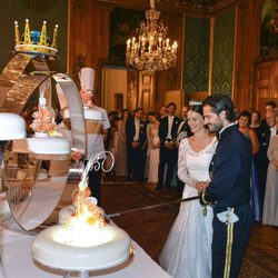 Carlos Felipe de Suecia y Sofia Hellqvista cortando su tarta de bodas