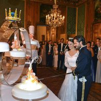 Carlos Felipe de Suecia y Sofia Hellqvista cortando su tarta de bodas