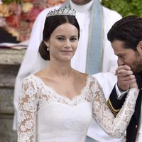 Carlos Felipe de Suecia besando la mano de su mujer Sofia Hellqvist el día de su boda