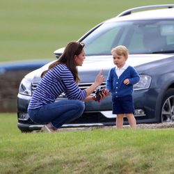 Kate Middleton regañando al Príncipe Jorge durante una jornada de polo