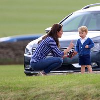 Kate Middleton regañando al Príncipe Jorge durante una jornada de polo