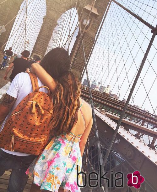 Jessica Bueno y Jota Peleteiro cruzando el puente de Brooklyn durante su luna de miel